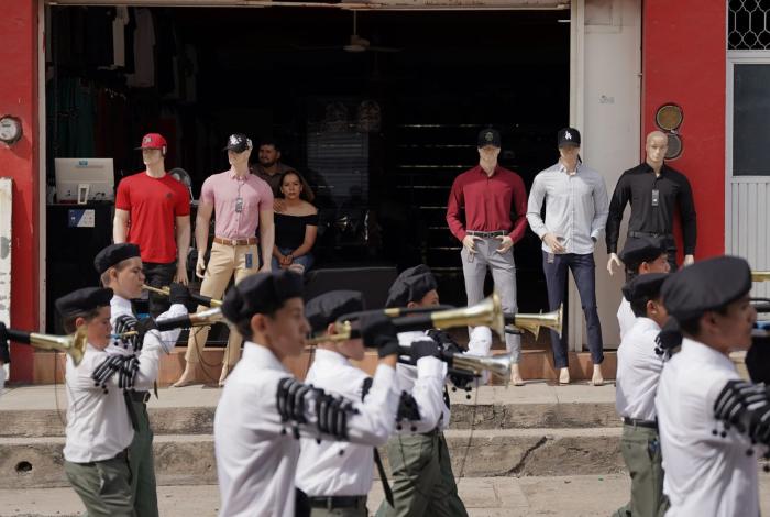 Desfila Tepalcatepec en conmemoración del 148 aniversario de su elevación a municipio