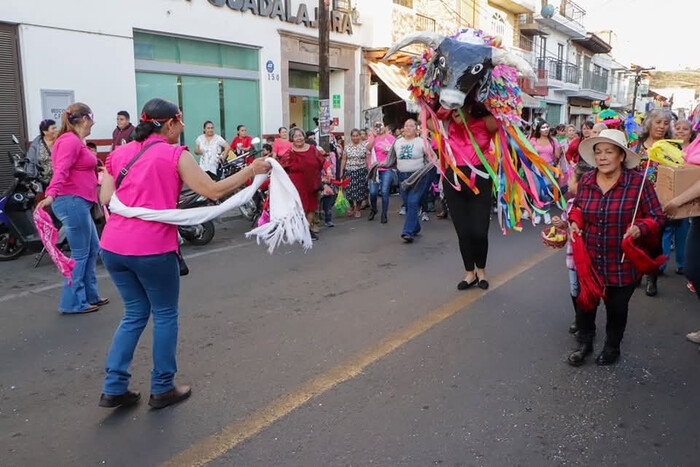 Desfile de Martes de Carnaval en Quiroga, un estallido de color y tradición