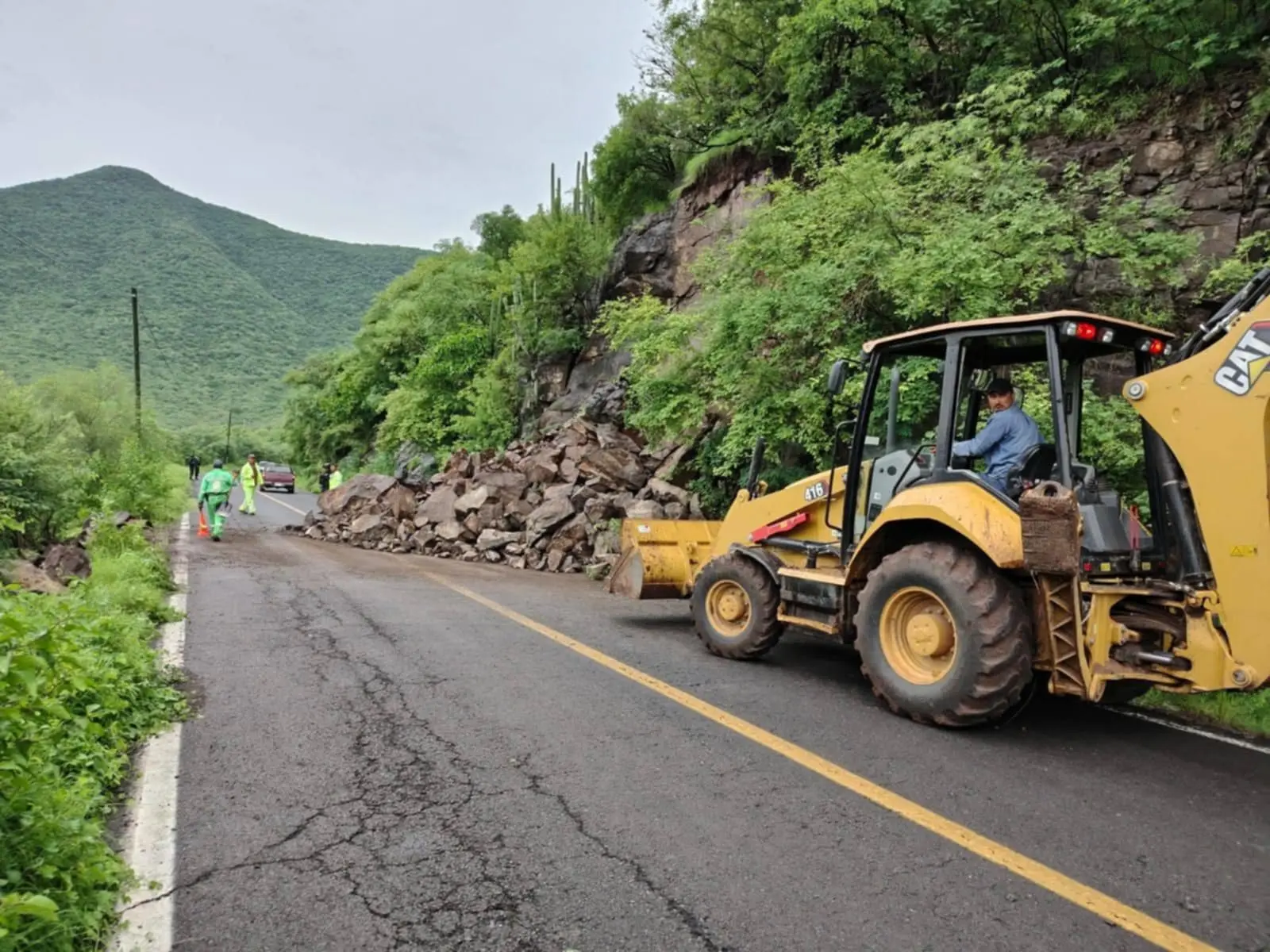 Deslave en la carretera a Cuatro Caminos