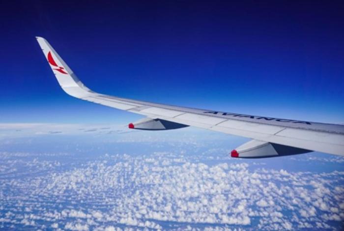 Desvían un vuelo en EUA después de que un hombre apuñalara con un tenedor a dos menores