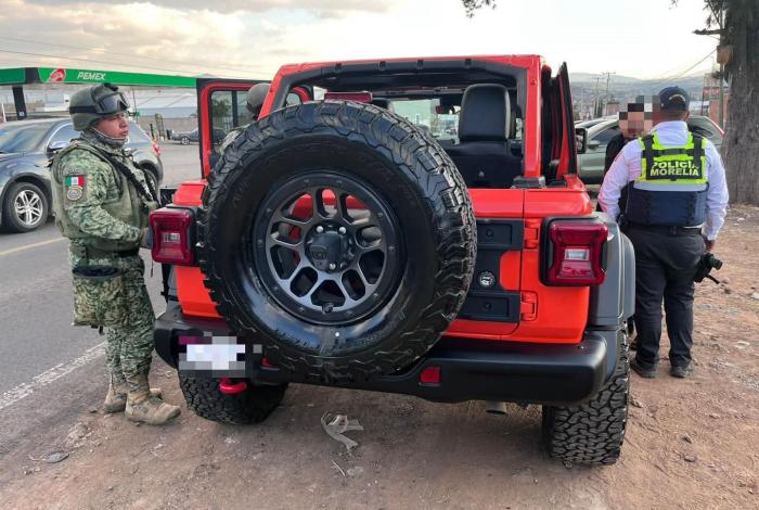 Det1enen a conductor en Morelia; le aseguran arm4, dinero y cartuch0s