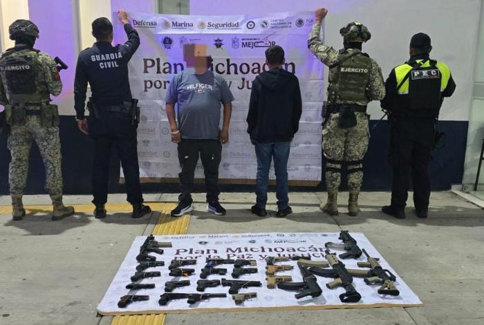 Detenidos entre Michoacán y Guanajuato un hombre y un menor de edad con 24 armas