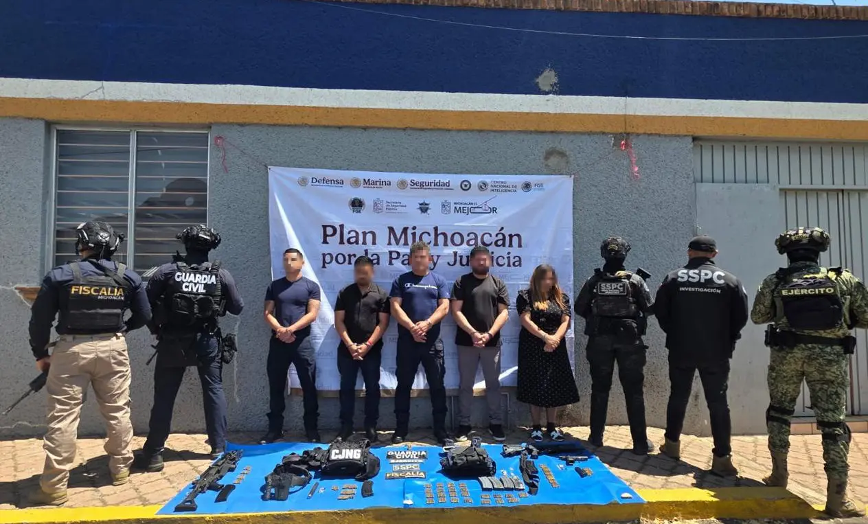 Detenidos servidores públicos en Chavinda, entre ellos síndica, regidores y mando policial; aseguran armas, droga y equipo táctico