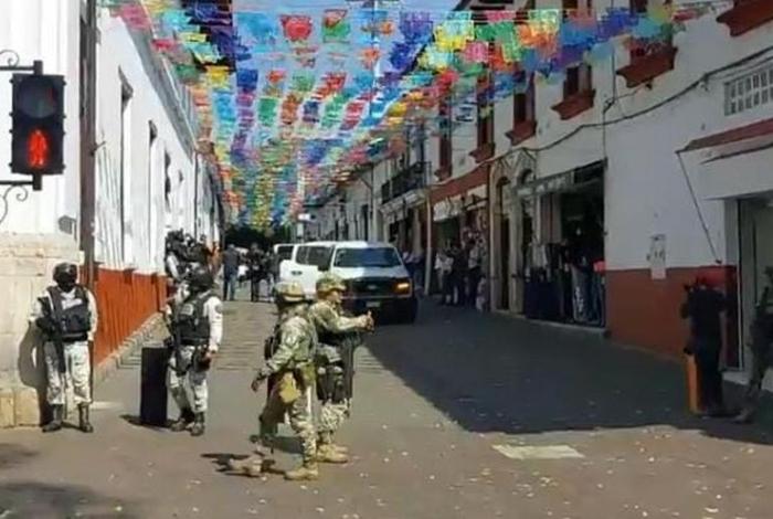 Deti3nen a cuatro escoltas de Carlos Manzo en centro de Uruapan