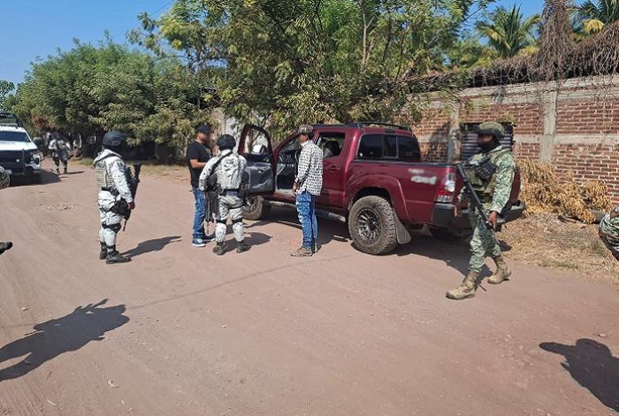 Detienen a 12 personas, aseguran vehículos e inhabilitan una toma clandestina en Michoacán