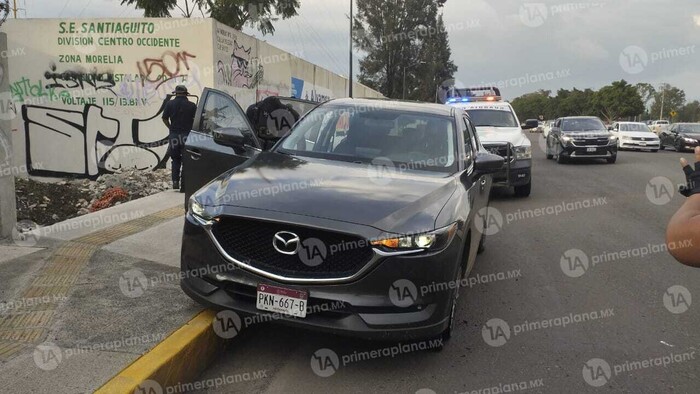 Detienen a 3 que iban en un carro robado