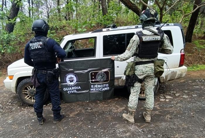Detienen a 4 hombres con armas largas, municiones y vehículos en Apatzingán