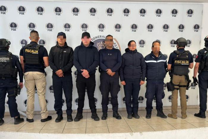 Detienen a cinco presuntos policías ext0rsion4dores en Morelia