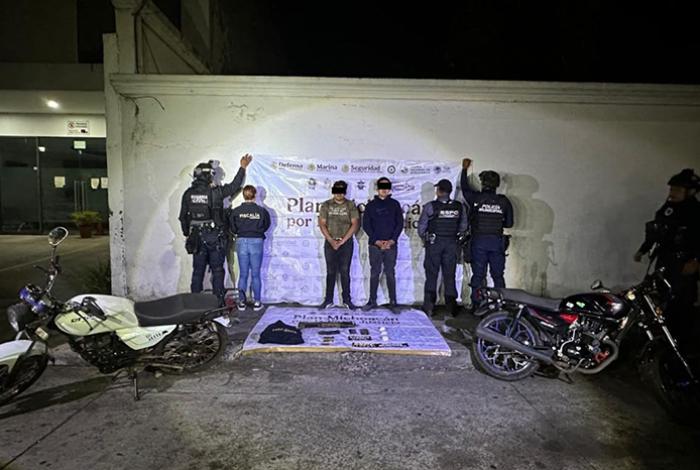 Detienen a dos con arma larga y droga en la carretera Uruapan-Lombardía