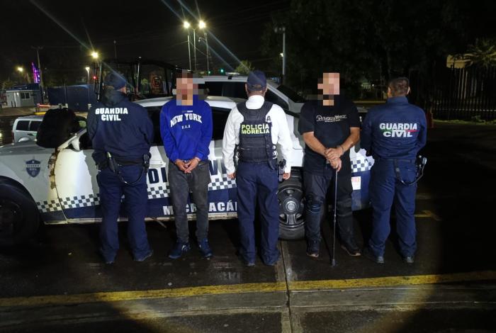 Detienen a dos extranjeros por as4lto con viol3ncia a tienda Oxxo en Morelia