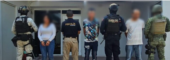 Detienen a dos hombres y a una mujer cuando asaltaban banco Azteca