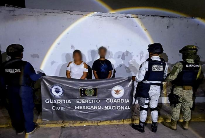 Detienen a dos personas con moto robada en Apatzingán