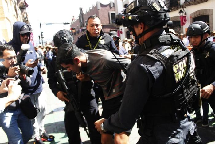 Detienen a encapuchado que quiso entrar al Congreso previo a la toma de protesta de Grecia Quiroz