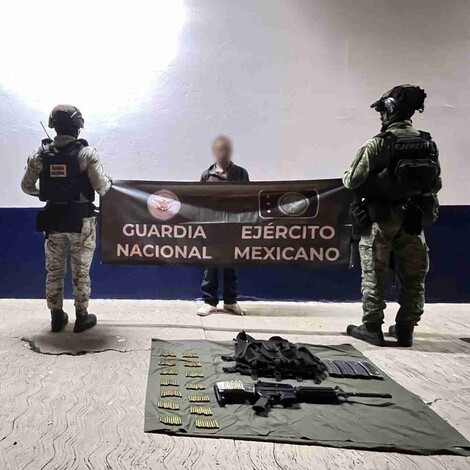 Detienen a sicario con un arsenal en Acahuato