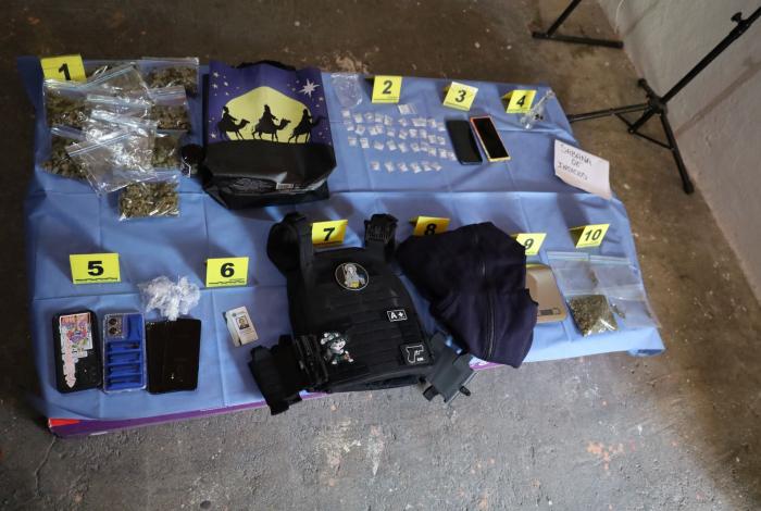 Detienen a tres en cateos y aseguran drogas