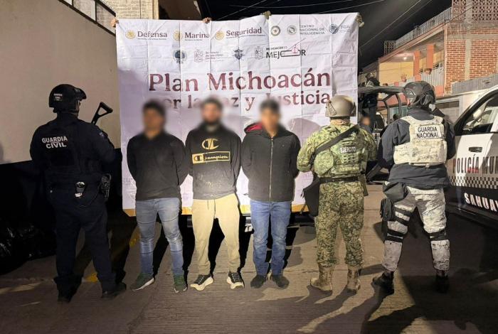 Detienen a tres en Jiquilpan; traían arm4s, cartuchos y dr0gas