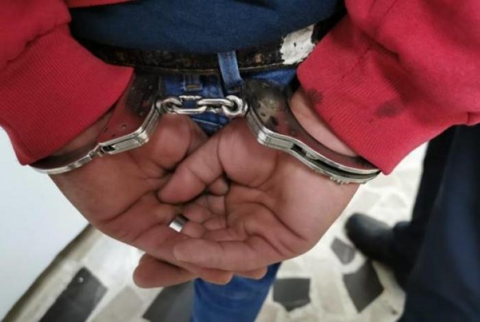 Detienen a un hombre en Uruapan; amenazaba a tenderos para vender cigarros del cr1men