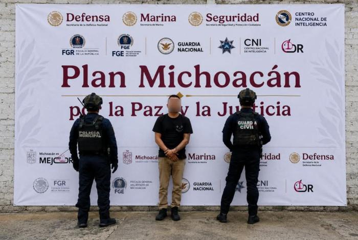 Detienen a un hombre en Zitácuaro; cargaba un 4rma y munic1ones