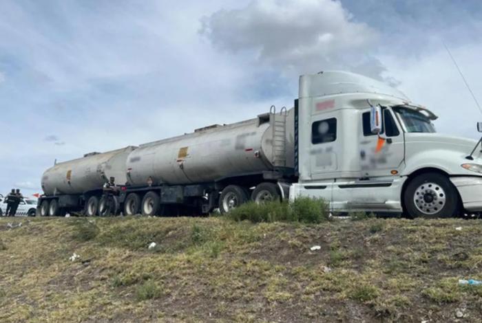 Detienen camión con 76 mil litros de huachicol en Nuevo León
