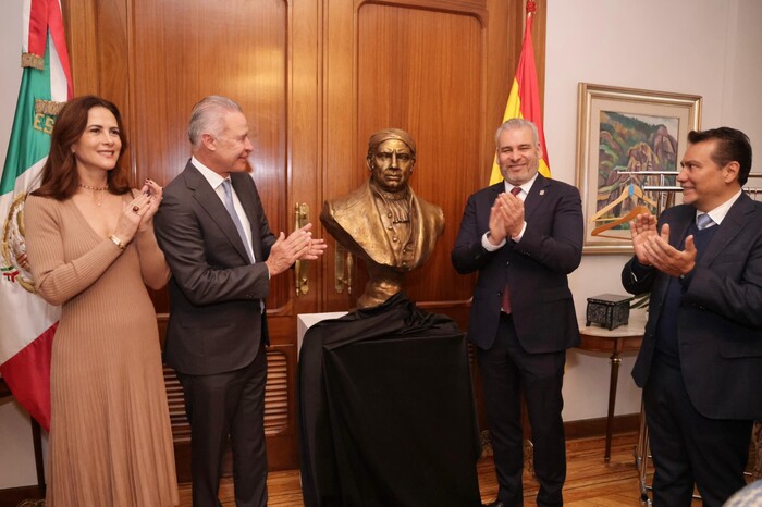 Develan busto de Morelos en Embajada de México en Madrid