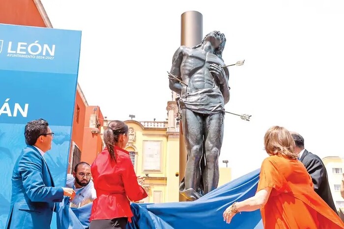 Develan estatua de San Sebastián en León, Guanajuato