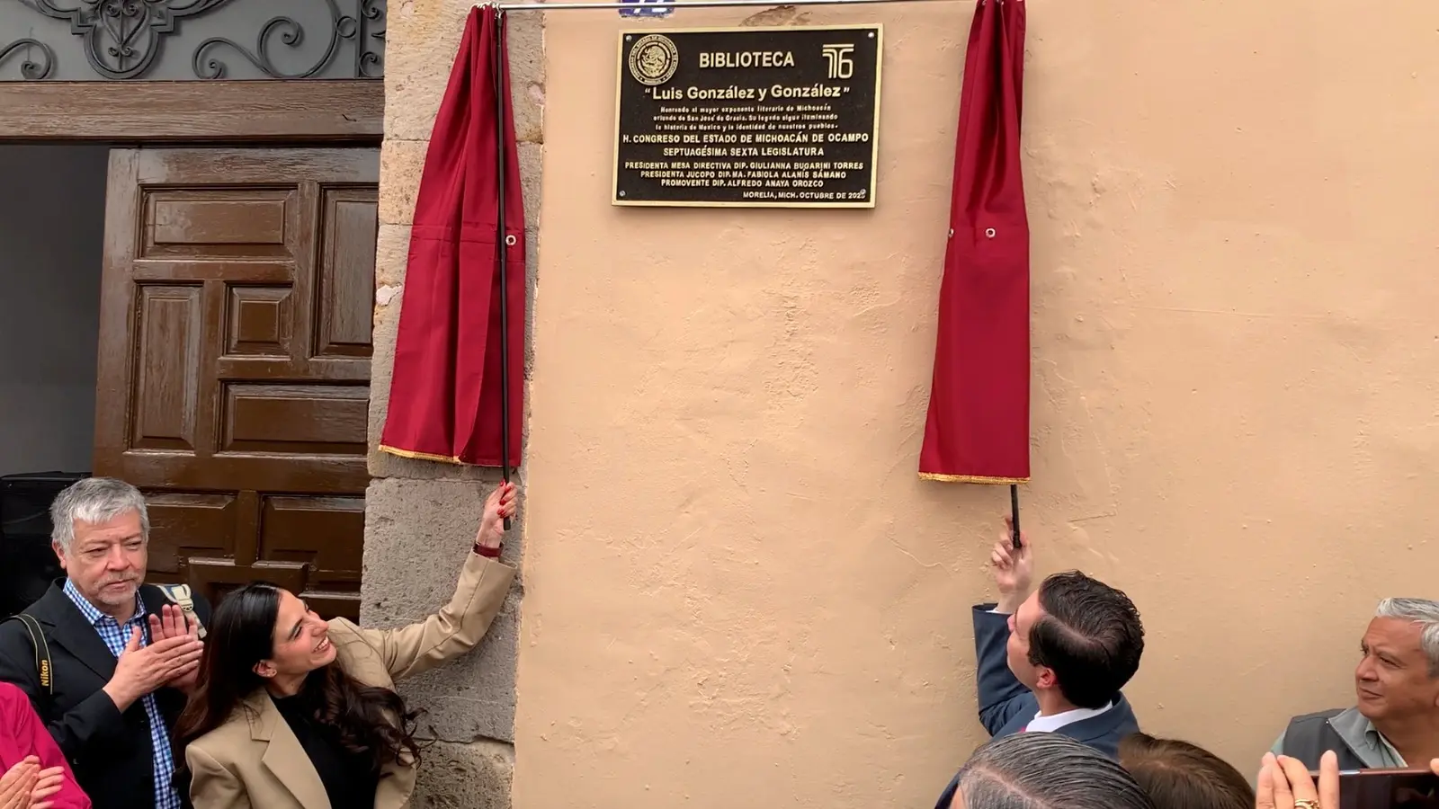 Develan placa en la biblioteca del Congreso de Michoacán en honor a Luis González y González