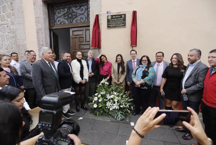 Develan placa en la biblioteca del Congreso del Estado con el nombre de “Luis González y González
