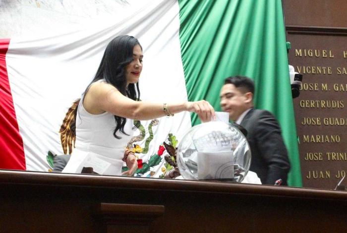 Diana Espinoza da voto de confianza a Carlos Torres Piña, al frente de la FGE