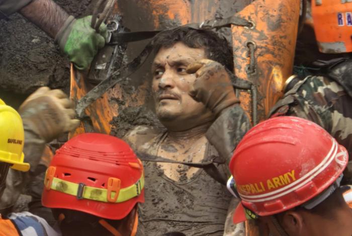 Diez días atrapados bajo tierra: así rescataron con vida a dos trabajadores en Nepal