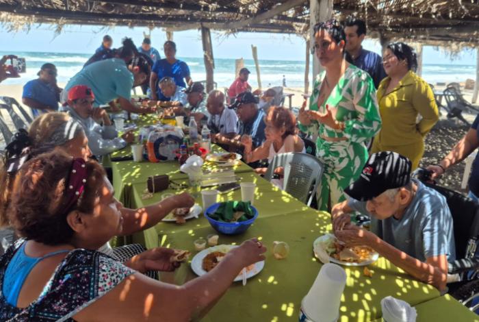 DIF de Lázaro Cárdenas promueve actividad recreativa en playa con adultos mayores