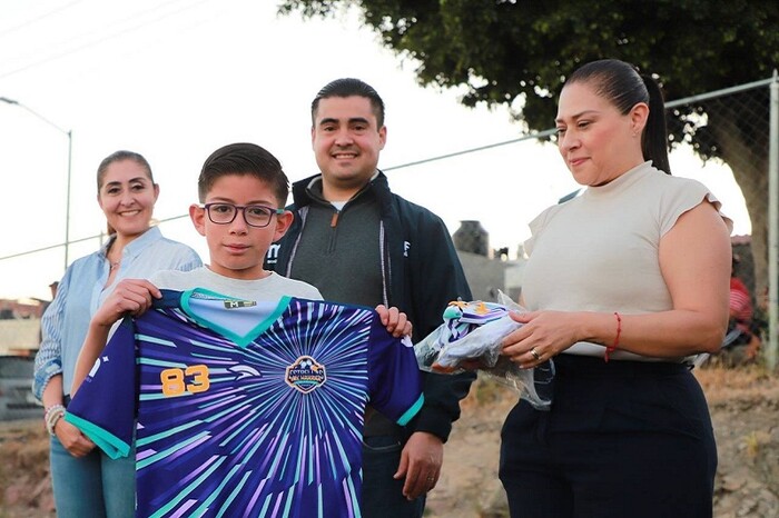 DIF Morelia entrega uniformes a menores de escuelas de fútbol ‘Estrellas del Mañana’