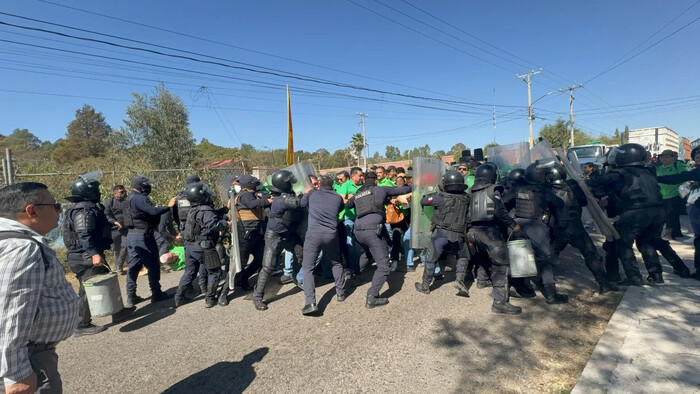 Diputados huyen de trabajadores del STASPE y fuerzas de seguridad los golpean