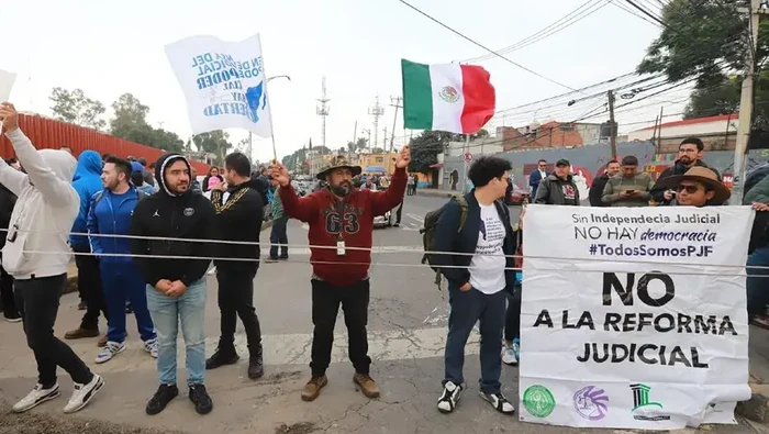 Diputados suspenden sesión por bloqueo en San Lázaro