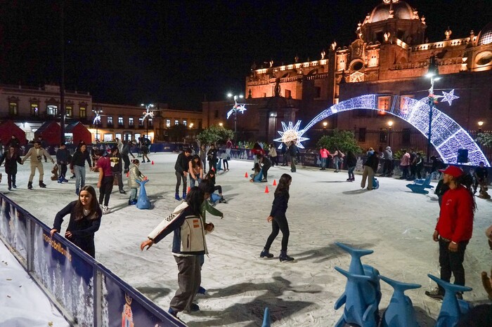 Disfrutan morelianos y visitantes pista de patinaje sobre hielo