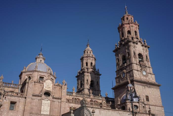 Domingo de Resurrección con sol fuerte y cielo semidespejado, en Morelia