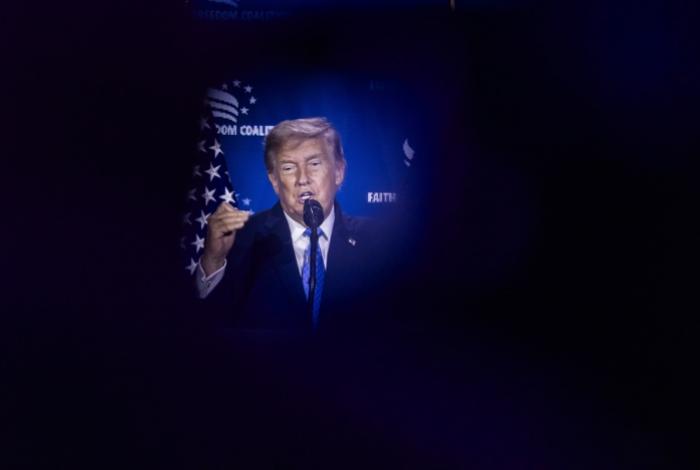 Donald Trump advierte arancel del 100% a productos de la UE