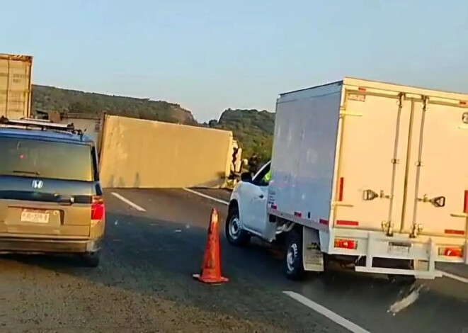 Dos accidentes de camiones en autopista México-Guadalajara