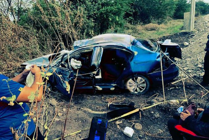 Dos adultos mayores heridos, al volcar su auto en Parácuaro