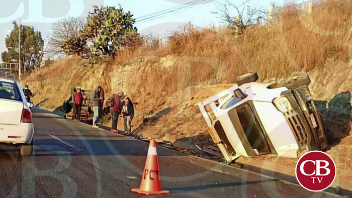 Dos autos chocan y terminan volcados en la Morelia-Salamanca