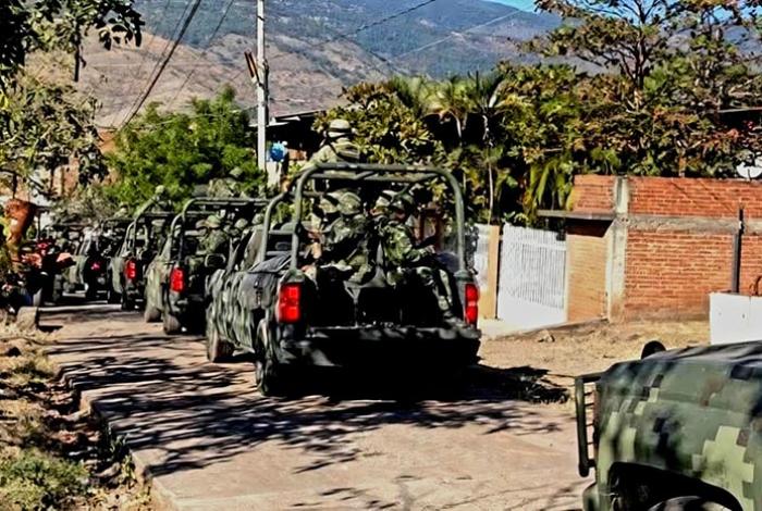 Dos criminales caen abatidos por soldados durante una balacera en Apatzingán