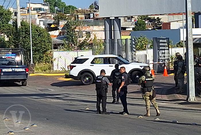 Dos delincuentes heridos al intentar robar camioneta y enfrentarse a escoltas, en Uruapan