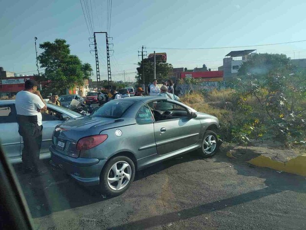 Dos despistados conductores chocan en el Río Grande de Morelia