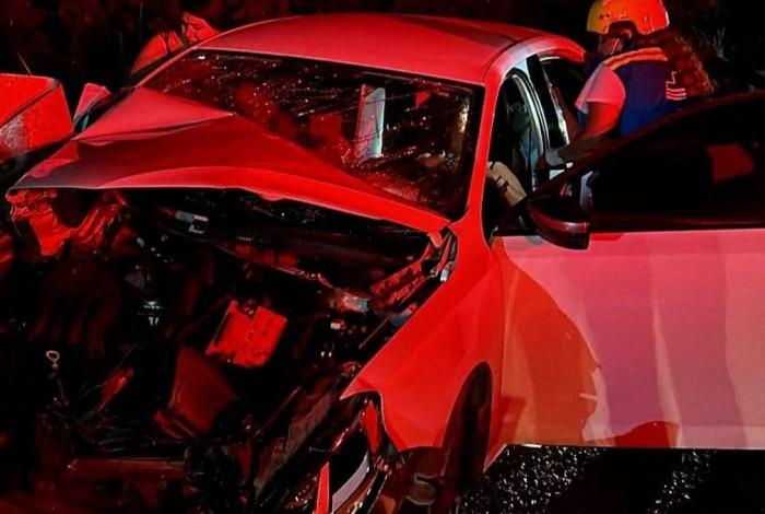 Dos heridos deja aparatoso choque en la autopista Siglo XXI