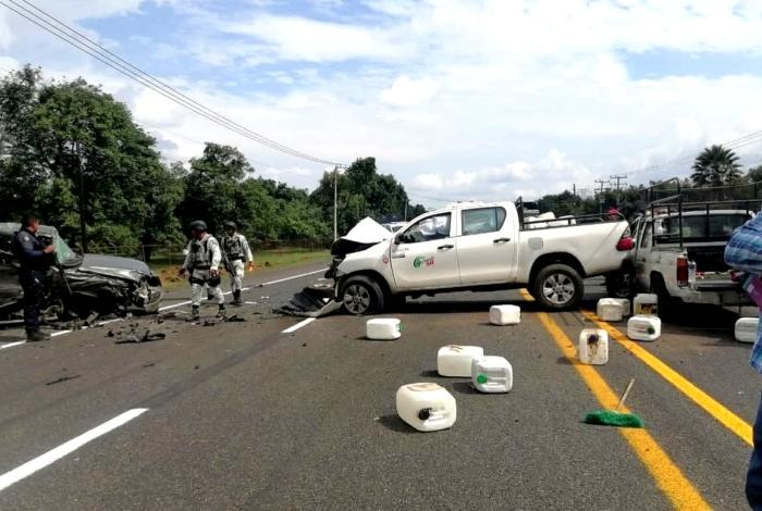 Dos heridos en aparatoso choque de camionetas, en la Uruapan – Paracho