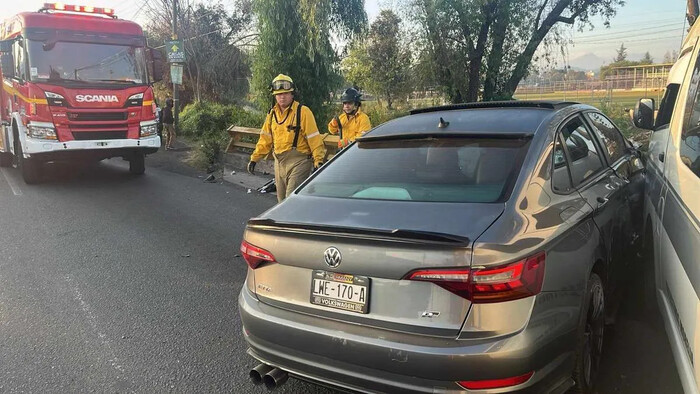 Dos heridos por choque de auto y combi ruta gris en Morelia