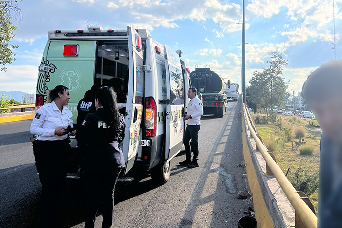 Dos heridos tras choque de moto y pipa frente a la Terminal de Autobuses de Morelia