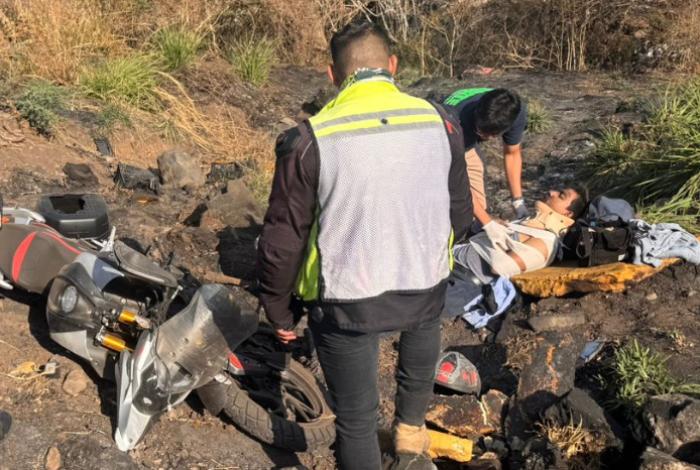 Dos hermanos heridos al caer a un barranco con su moto, en Ecuandureo
