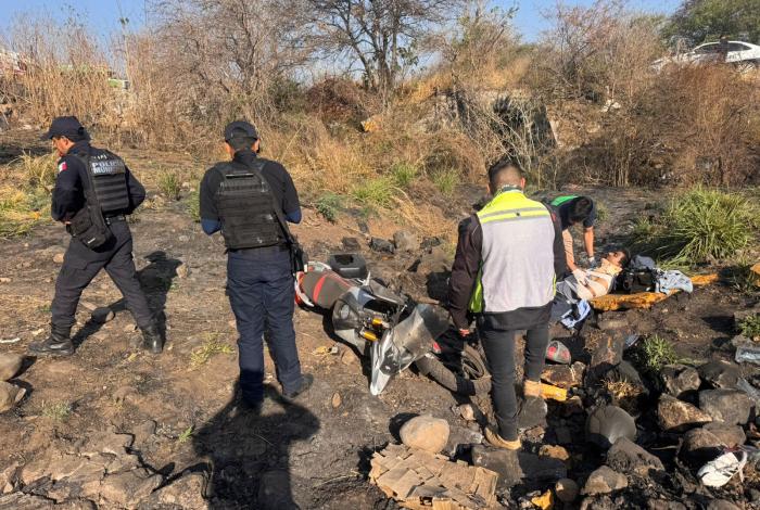 Dos hermanos heridos al caer a un barranco con su moto, en Ecuandureo