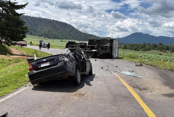 Dos hombres mueren prensados tras choque y volcadura, en Paracho