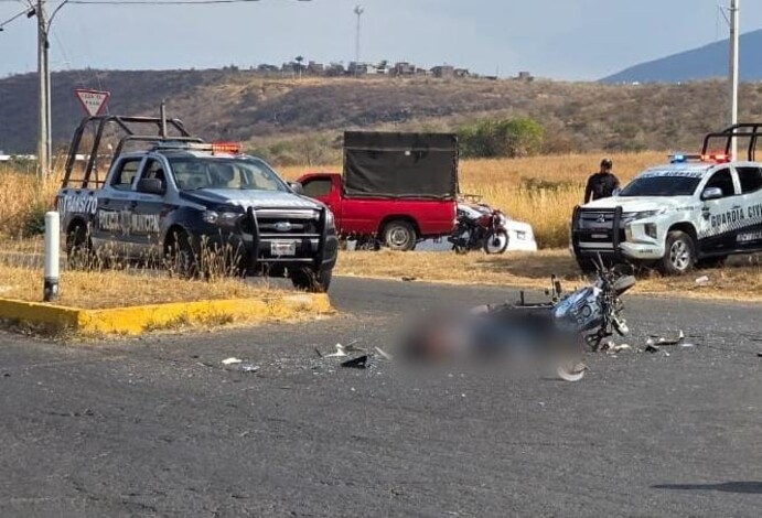 Dos jovencitos en moto fueron embestidos por camioneta, uno murió